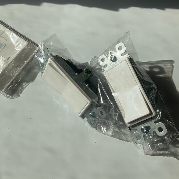 BESTTEN 1-Gang Mid-size Decorator Wall Plate Midway Outlet and Switch Cover - Picture 2 of 4